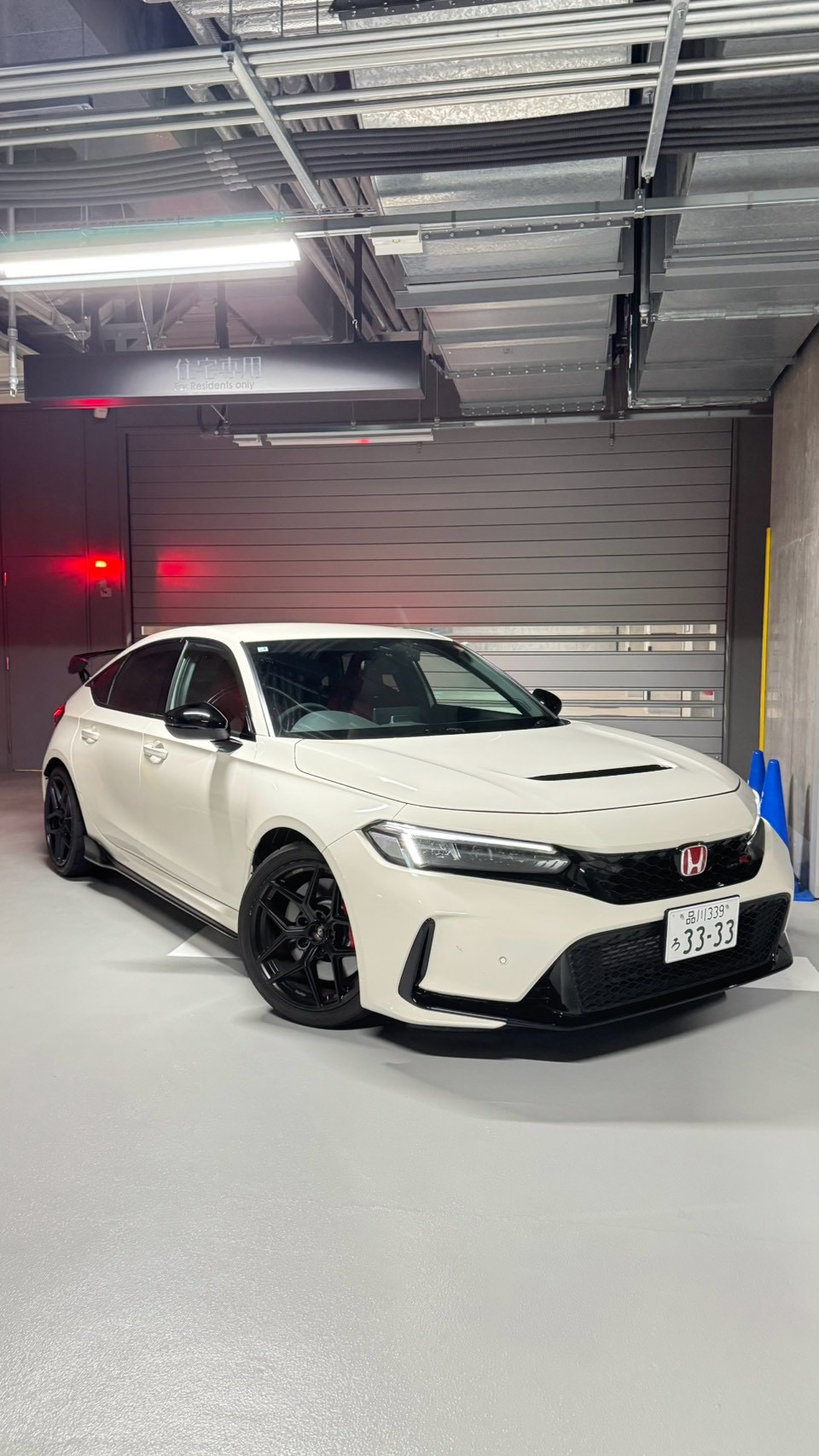White Honda Civic Type R tour car with black wheels